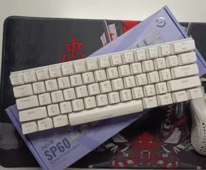 للبيع كيبورد ديفو باللون الابيض ومعه سوشات لون اسود يشتغل بالبلتوث او عن طريق وصله بالسلك for sale d