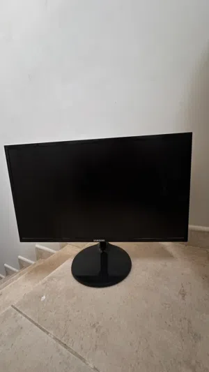 للبيع شاشه جيمنج من شركة سامسونج نضيفه جداً مع وصلاتها