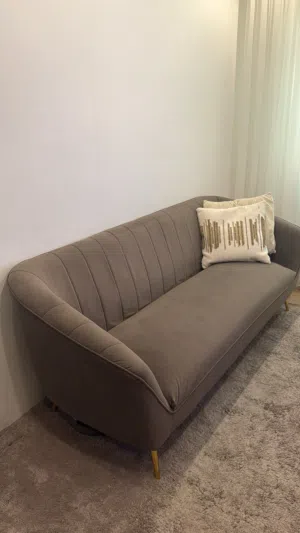 كنب فاخر 3 مقاعد بحالة نظيفة و ممتازة من (Home Centre)