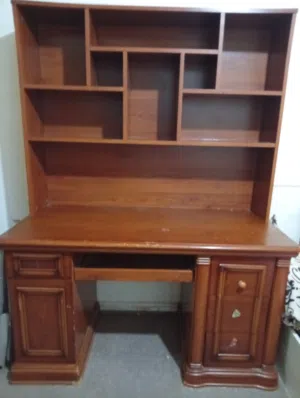 مكتب قراءه و كمبيوتر