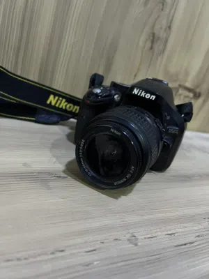 كاميرا نيكون D5200 نظيفة مع زوم 70-300 الرياضي