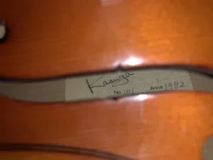 كمان ياباني عتيق ماركة ( Kasuga 1982 ) بسعر 400$ قابل للتفاوض.