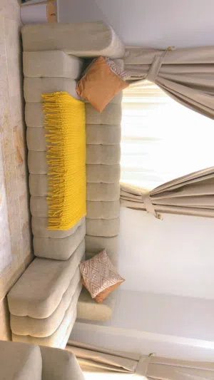 طقم جلوس للبيع بحاله ممتازه جدا مع كنبتين مع كل الملحقات