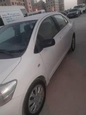 تويوتا يارس 2010 صالون / سيدان نظيفة بحالة جيدة وجيز بداخلية بيضاء