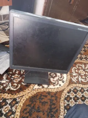 شاشه كمبيوتر وكاله ما فيها اي عطل وتقدر ترفعها وتنزلها للبيع بس ب 15