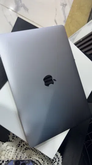 Apple  MacBook Air M1 2020 للبيع 13.3  سعر قابل للتفاوض بالمعقول انش ،بطاريه ممتازه جدا،