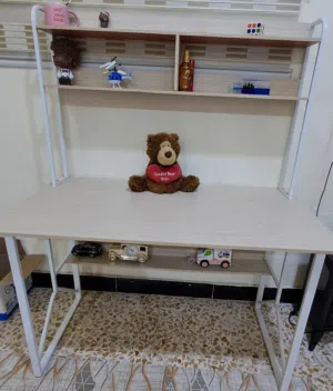 ميز مكتبي أو دراسي للبيع