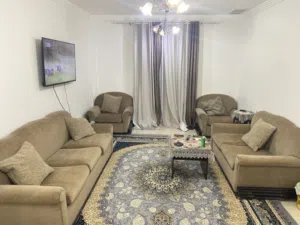 أنتريه خشب متين وعالي الجودة، مريح جداً ونظيف بحالة ممتازة، متاح للمعاينة بسعر لقطة. للتواصل خاص.