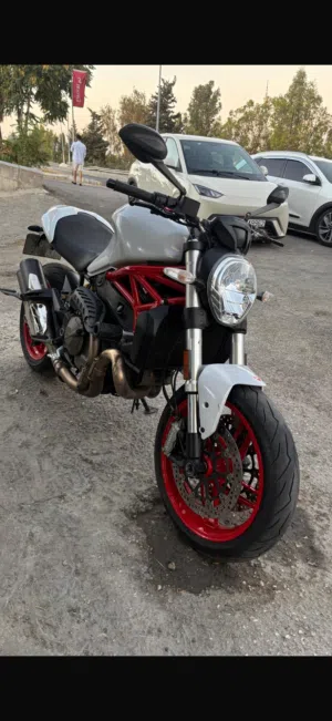 Ducati Monster 821 ماشية 13 الف فقط