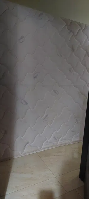 فرشة رتشموند الأصلية بحالة جيدة جدا حجم cm200×200cm ارتفاع 32 cm