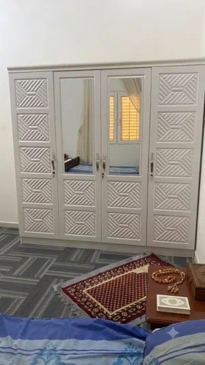 خزانة بيضاء انيقة اربع ابواب مع مرايات