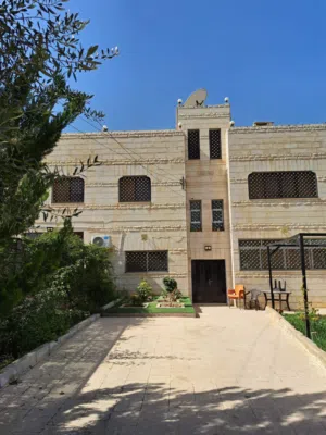 186 m2 5 Bedrooms Townhouse for Sale in Amman Al Yadudah