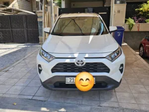راف فور RAV4 موديل ،2020 خليجي شركة ساز مبدل باب السائق في الشركة بلادي...لون ابيض فضي