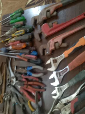 عدد يدوية مشكلة مفاتيح مواسير ومفكات وزرديات ومفاتيح شق رنق وبكسات