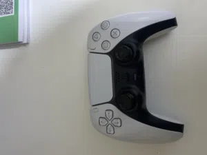 يد بلايستيشن 5 أصلية مستعملة بحالة ممتازة بسعر مناسب جدا و اليد استعمال بيت