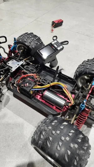 1/8th Scale RC Car 4s with remote