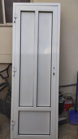 للبيع باب المينيوم - For Sale White Aluminum Door
