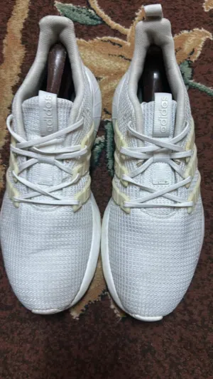 حذاء نوع اديداس اصلي بحالة الوكالة