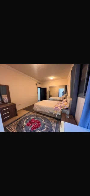 للبيع غرفه نوم كامله و صوفا و طربيزه لشاشه