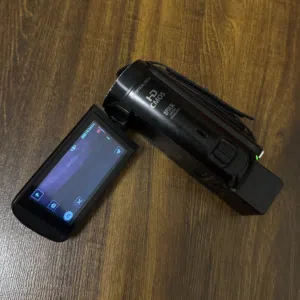 كيمره مستعمله لاكن حالته جديده   Canon LEGRIA HF R806