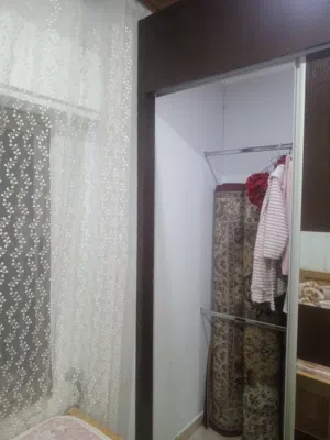 خزانة حائط سحاب فاخرة قشرة بلوط بحالة ممتازة للبيع بداعي السفر