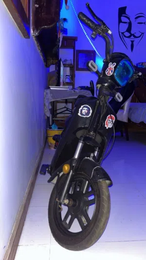 للبيع سكوتر ما تشكي من شي يبي لييهه بتاري فقط رقم التواصل كلمني خاص