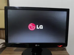 شاشه كمبيوتر LG أصليه 18.5بوصه مستعمله بحاله ممتازه وبدقة 786X1366