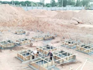 الرفع المساحي المباشر بآحدث الأجهزة  وتقسيم الأراضي  والإشراف وإعداد الخرائط المعمارية