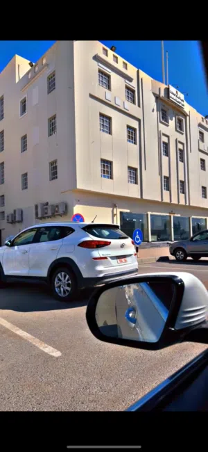 فرصة للبيع مكتب تعقيب معاملات وموقع مميز ملاصق لبلدية صحار ومدخول مضمون