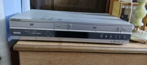 دڤيديه مشغل cd واشرطت فيديو نوع سوني