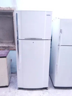 للبيع ثلاجه بحاله ممتازه استخدام خفيف معا التوصل التشغيل والكفاله ثلاجه توشيبا 24 قدم حجم كبير معا ا