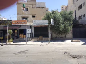 عمارة سكنية للبيع مع 3 مخازن على الشارع الرئيسي