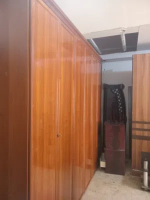 دولاب مهني إيطالي نظيف ستة أبواب للبيع