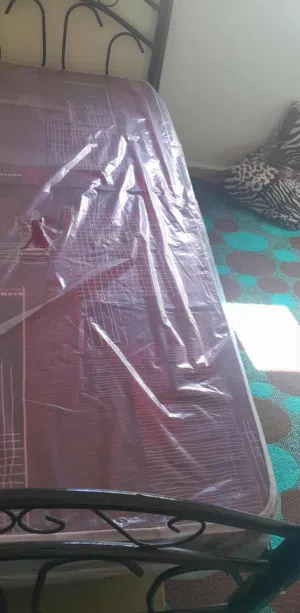 تخت حديد وتخت خشب للبيع مع فرشات جديدة