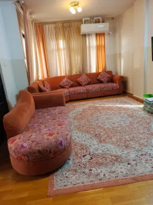 طقم كورنر تفصيل بحالة جيدة للبيع مع البرادي