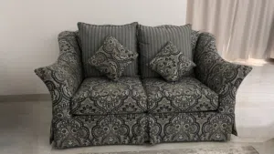 للبيع طقم كنب كامل نظيف وقليل الاستخدام قابل للتفاوض