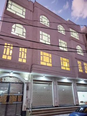 عمارة فاخرة للبيع بسعر مناسب في أرقى أحياء صنعاء بيت بوس المثلث الذهبي أربعة أدوار وبدروم وعمل متتاز