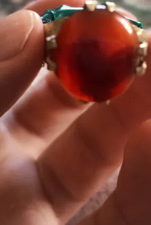 حجر عقيق احمر بداخله قلب
