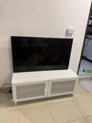 شاشه تلفزيون وانسا مع طاوله و جزامه