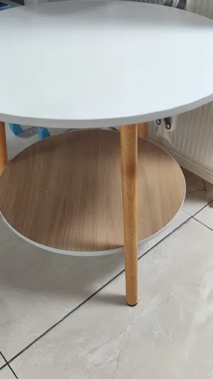 طاولة جانبية بتصميم عصري وأنيق