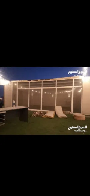 غرفة من زجاج وألمنيوم وحديد 5/3