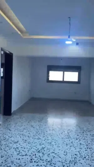 يوجد عقار شقة ماشاءالله سكنية للإيجار في مدينة طرابلس منطقة الفرناج بعد مصحة طرابلس علي يمين