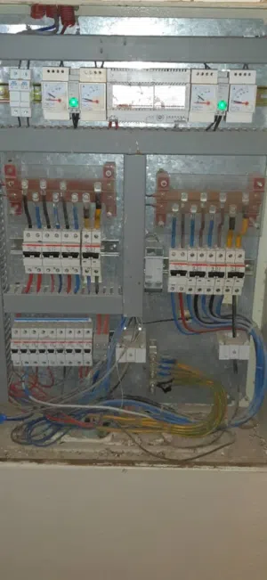 فني كهرباء منازل وكافت التشطيبات الكهربائيه والمنزليه من البدايه حتي التشطيب