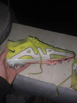 بوت كرة قدم نمره 43 اير زوم اصلي و إذا مش مصدق انو اصلي خذ صورتو و اسئل شات جي بي تي اذا اصلي ولا لا