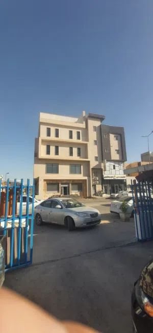 مبنى ايداري  للبيع اوايجار رئيسي النوفليين خط باب تاجوراء تشطيب حديث في موقع ممتاز يطل على 3 واجهات