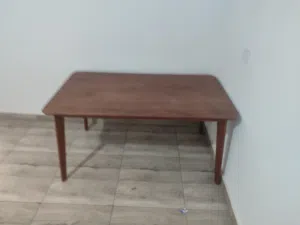 طاولة  غرفة معيشة مستعملة للبيع
