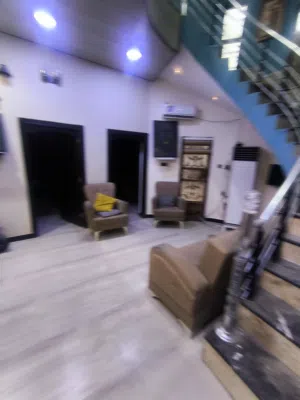 السلام عليكم بيت للبيع مساحة 200 متر بناء حديث طابوك طابق واحد غرفتين مؤثث اثاث كامل مطبخ مؤثث بالكا