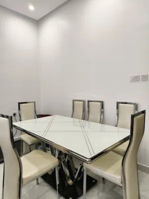 طاولة طعام