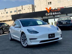 Tesla Model 3 Standerd Plus 2021  لؤلؤي من الداخل ابيض مميز فحص كامل (مرفق)