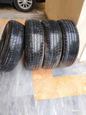 سيريه قومات نظيفه للبيع شبه اجديده رقمها 215/70/16 بسعراقل من الجديدلانهاراكبه لمدةاسبوع المكان بوس